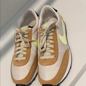 Woman’s Nike daybreak new size 8